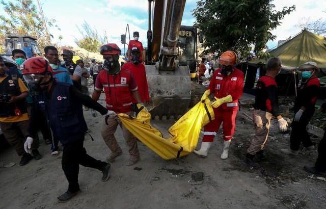 Confirmed deaths near 2,000, still more likely in Indonesia